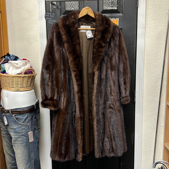TIM O’BRIEN | PALM SPRINGS FURRIER fur coat - Picture 3 of 10